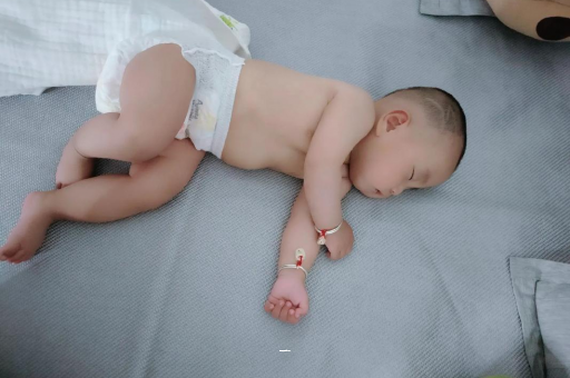 巨野宝宝胳膊上起红疙瘩